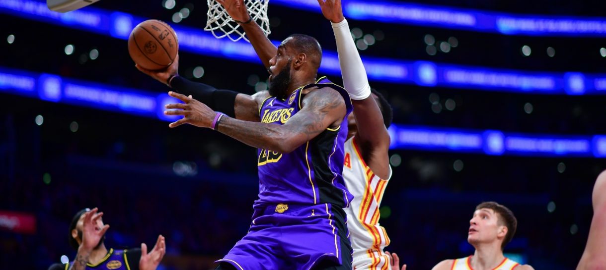 Lakers atropela o Hawks com mais uma atuação absurda de LeBron James