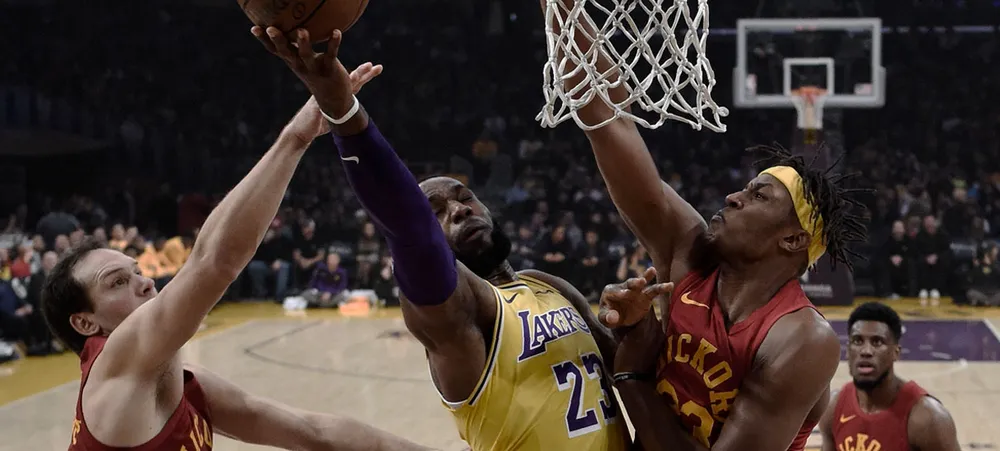 Em partida de altos e baixos, Lakers vence Indiana Pacers
