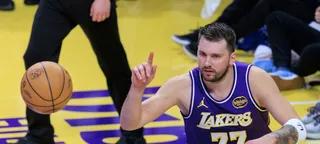 Lakers atropela Warriors no aniversário de Luka Doncic