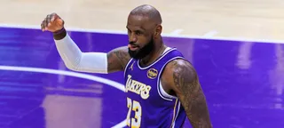 Lakers atropela o Mavericks com triplo-duplo histórico de LeBron James