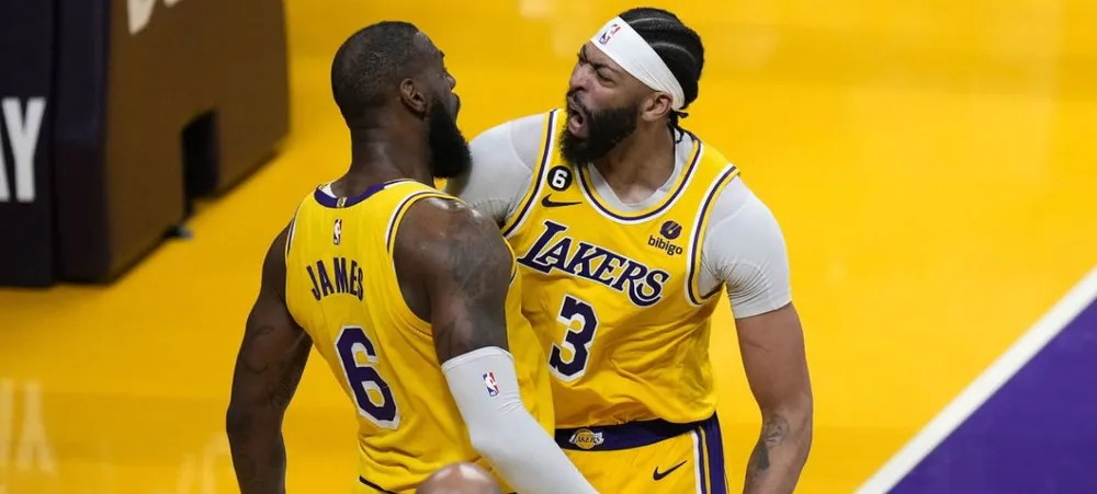 NBA: LeBron James é ovacionado de forma hilária pelos seus companheiros após vitória do Lakers