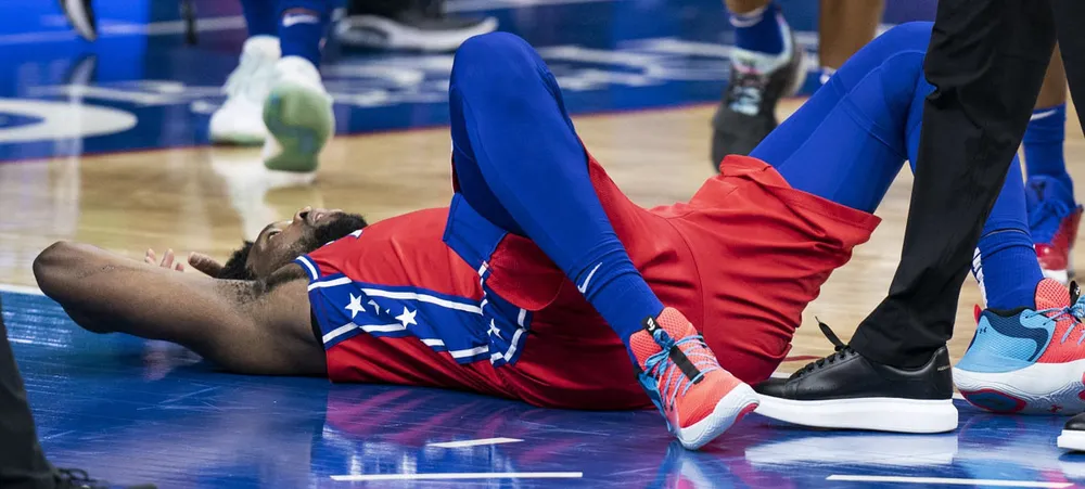 NBA: Joel Embiid chama atenção de LeBron James por falta perigosa