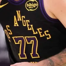 Peito da camisa City Edition preta do Lakers, com LOS ANGELES em arco dourado
