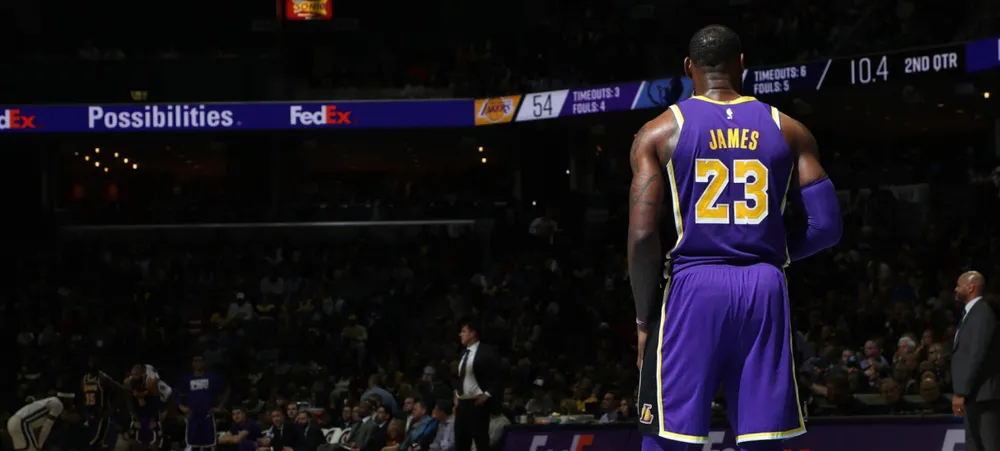 Lakers coloca LeBron James em restrição de minutos