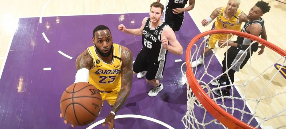 Lakers domina na defesa e vence Spurs com tranquilidade