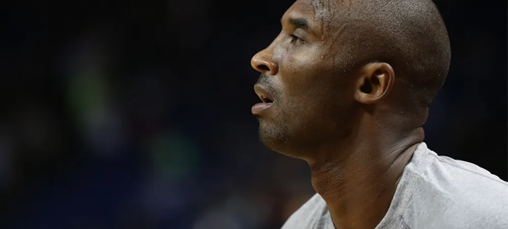 Kobe Bryant treina muito bem em coletivo com o time