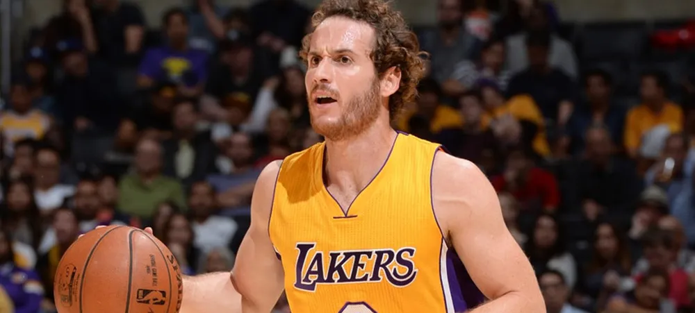 Huertas se esconde atrás do técnico do Heat para roubar bola