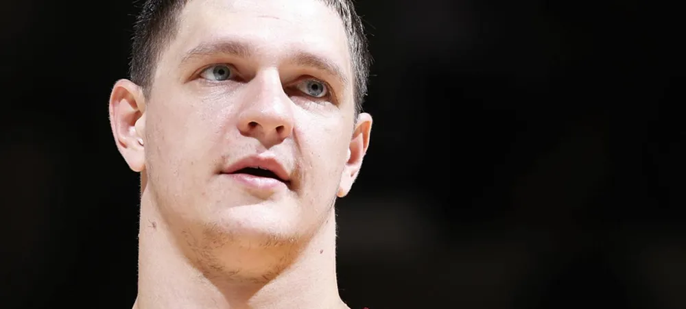 O Lakers assina com o pivô Timofey Mozgov