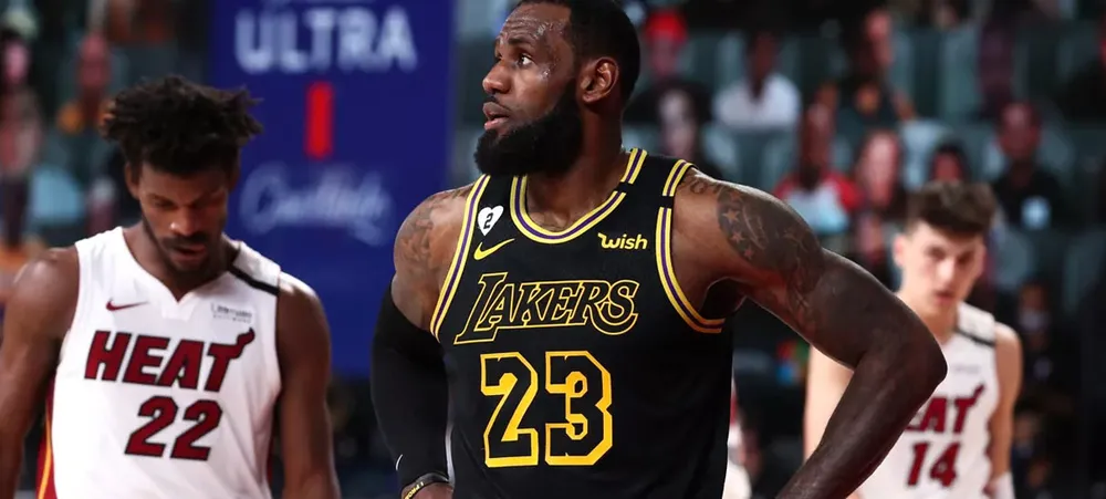 Lakers erra no fim e perde para o Heat