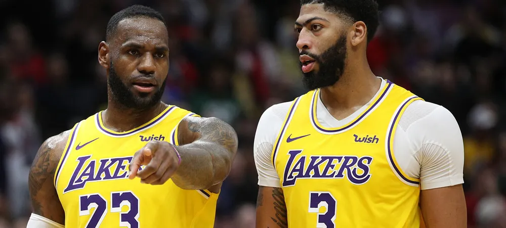Magic Johnson sugere mudança de função para LeBron e Davis no Lakers