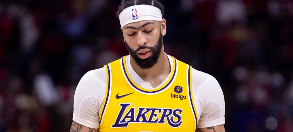 Anthony Davis chega em Dallas com semblante abalado após troca do Lakers