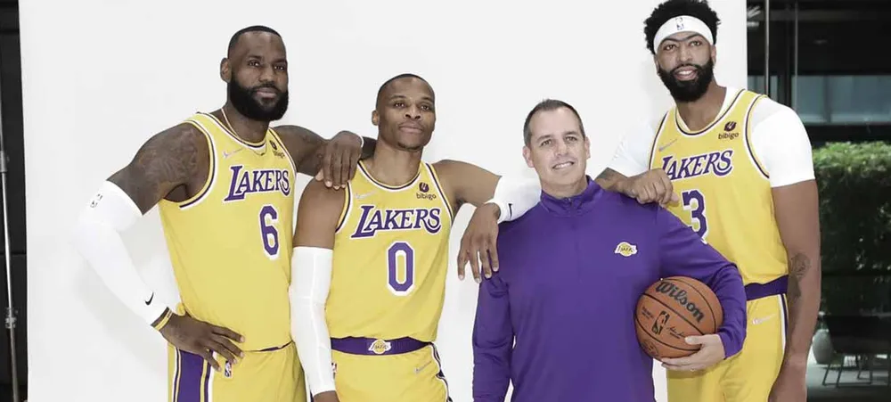 Frank Vogel revela plano para jogar com LeBron, Davis e Westbrook na pré-temporada da NBA