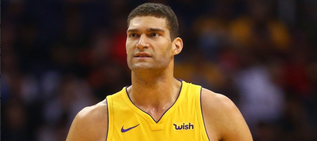 O Lakers deve renovar com Brook Lopez?