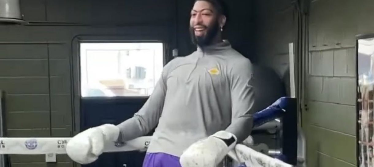 NBA: Anthony Davis divide opiniões após vídeo treinando boxe