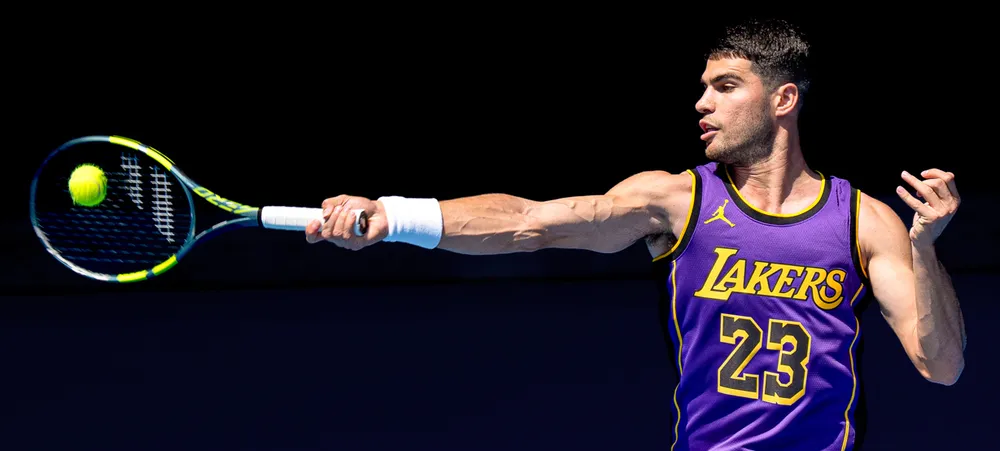 Carlos Alcaraz treina no Australian Open usando camisa do Lakers