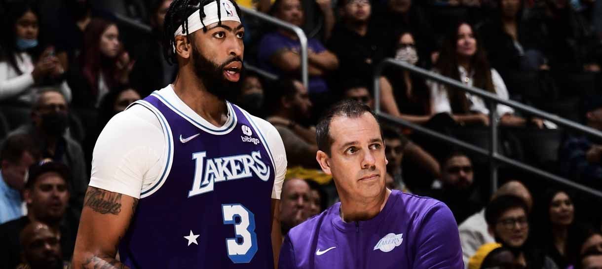 NBA: Vogel parece pessimista em relação a recuperação de Anthony Davis