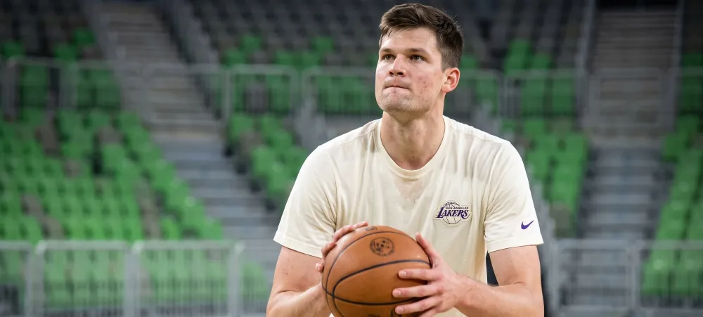 O Lakers pagou caro por um pivô que quase não jogou