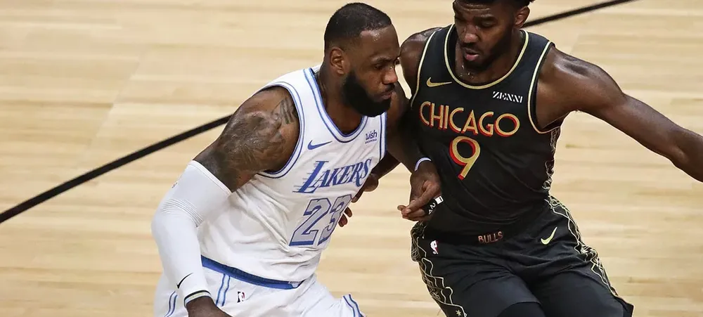 Calouro se impressiona com o que LeBron James fez durante partida entre Lakers e Bulls