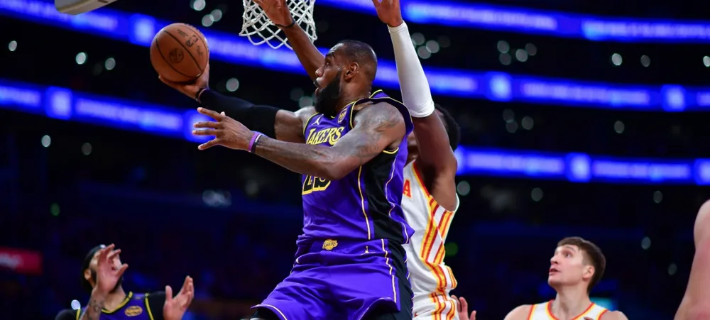Lakers atropela o Hawks com mais uma atuação absurda de LeBron James