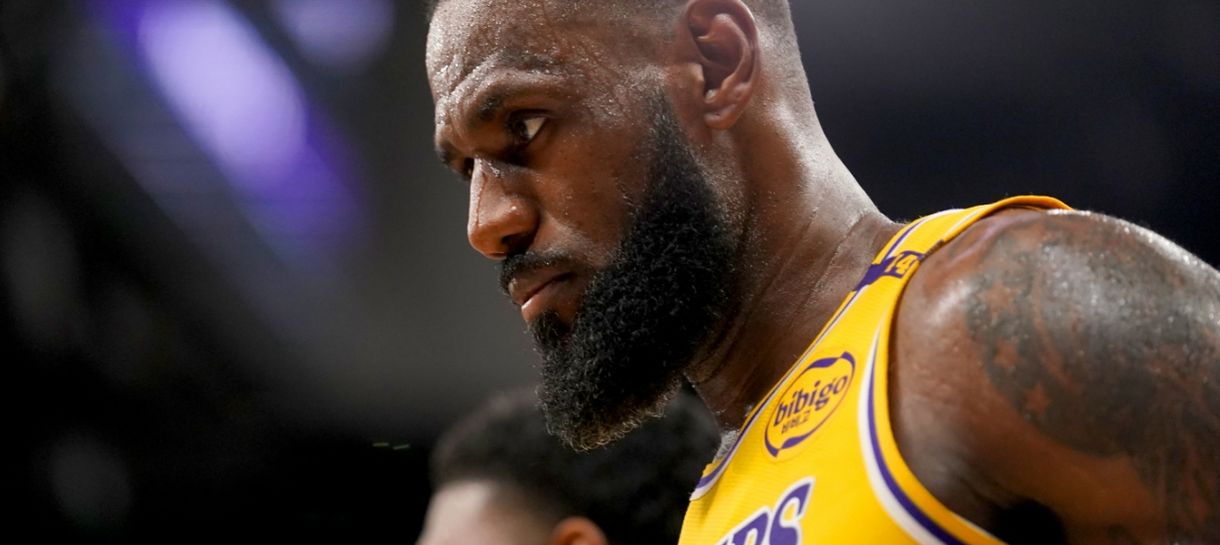 LeBron James assusta com lesão em estreia de Luka Doncic