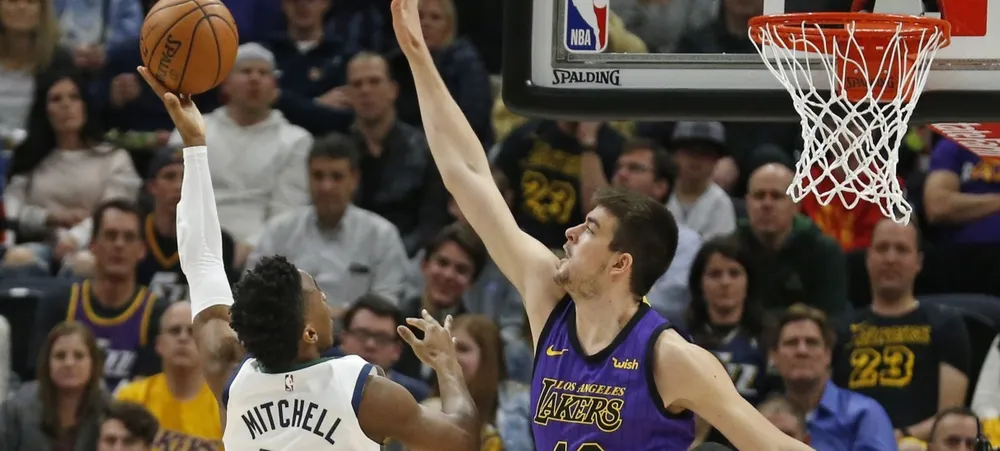 Lakers se perde no ataque e cai para Jazz em Utah