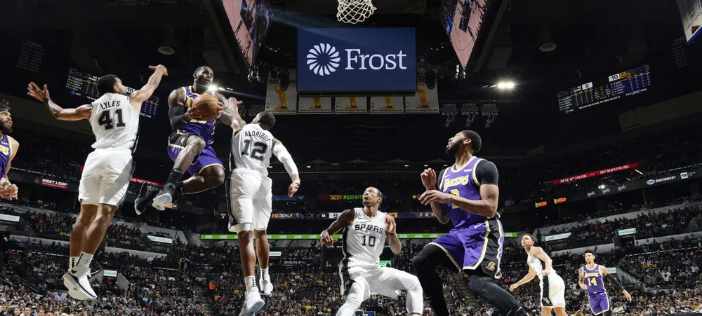 Lakers bate Spurs e segue invicto em série na estrada