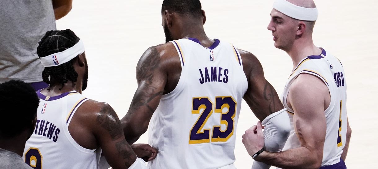 NBA: LeBron James sofre lesão durante jogo entre Lakers e Hawks