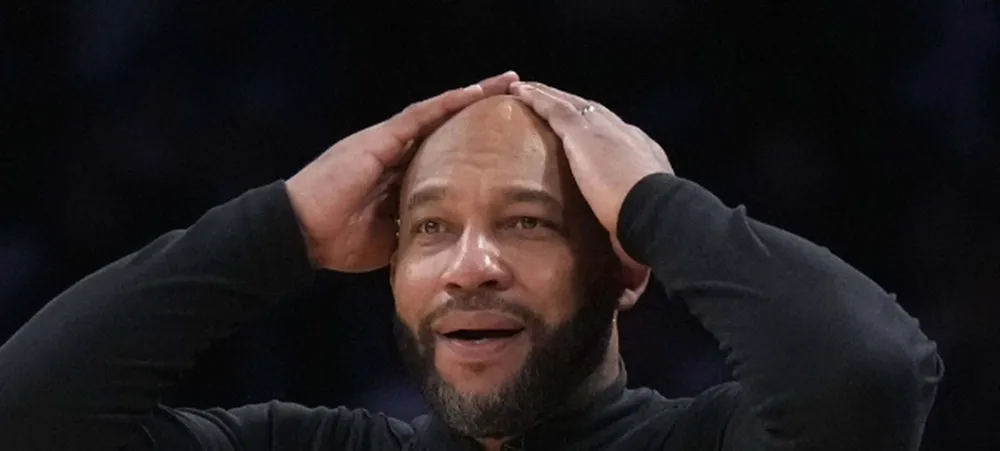 NBA: Torcedor mostra caixa com supostas estratégias do técnico Darvin Ham