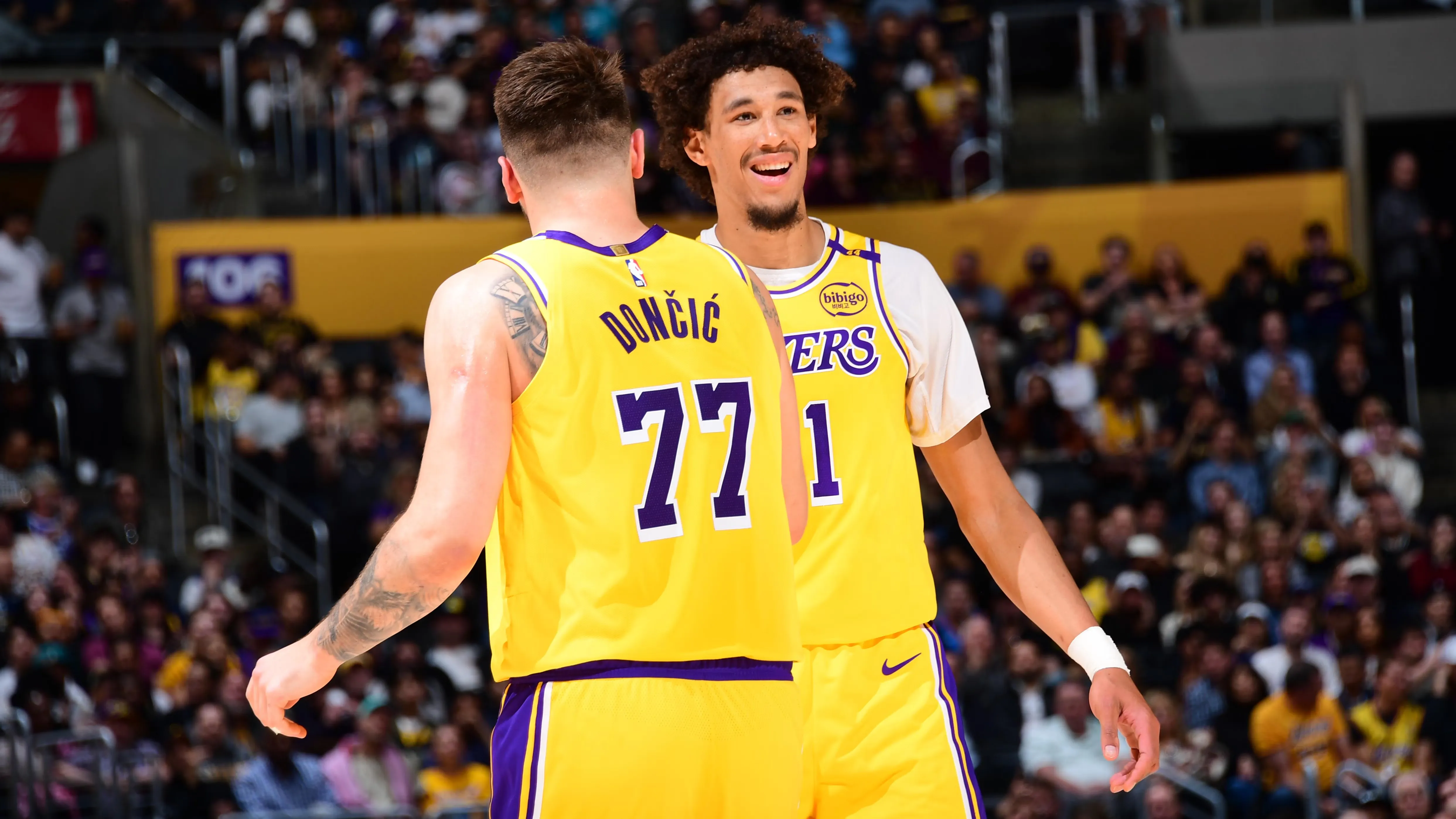 Jaxon Hayes junto a Luka Doncic em partida do Lakers.