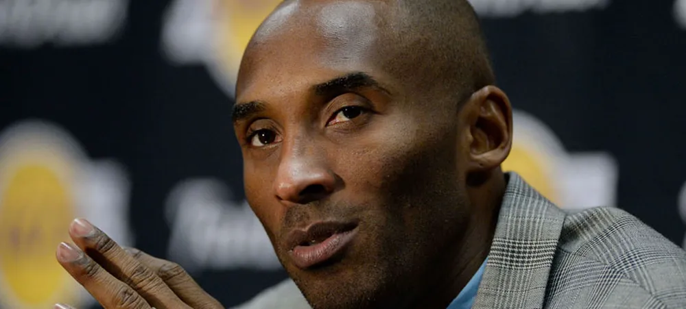 Kobe manda Larry Nance sentar no chão