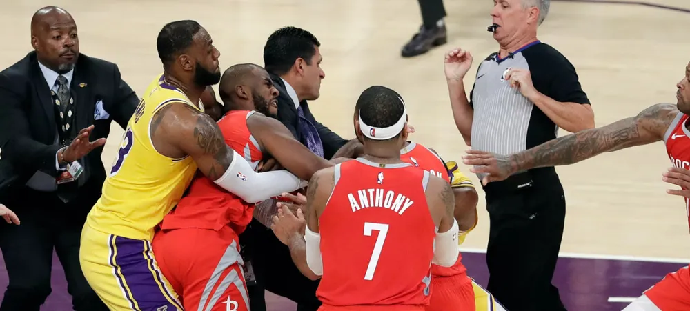 Em jogo quente, Lakers perde para o Rockets