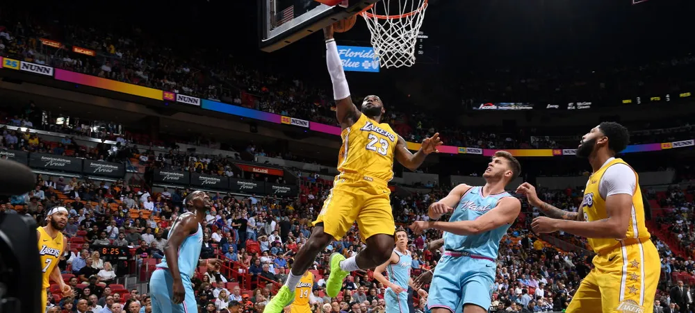 Lakers bate Heat e mantém série invicta na estrada