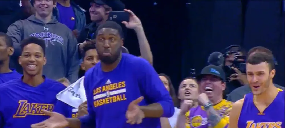 Reação do banco com cesta de Kobe Bryant no final é épica