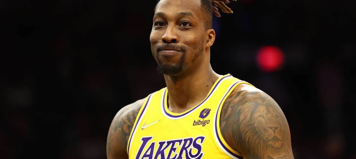 NBA: Dwight Howard enfim consegue um time para jogar