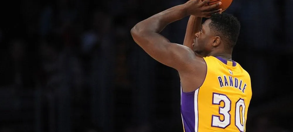 Lakers recebe o Hornets para evitar fiasco histórico