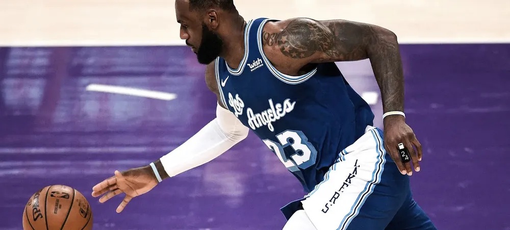 Lakers vence terceira seguida com mais um triplo-duplo de LeBron James