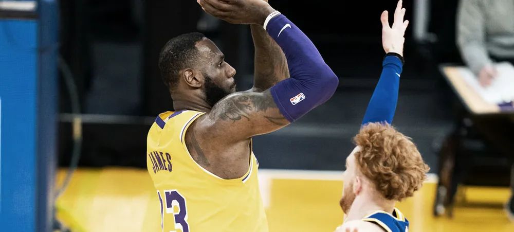 NBA: LeBron James dá boas vindas a calouro do Warriors de forma brutal