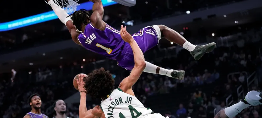 Giannis faz de tudo para dar bola do jogo ao calouro do Lakers