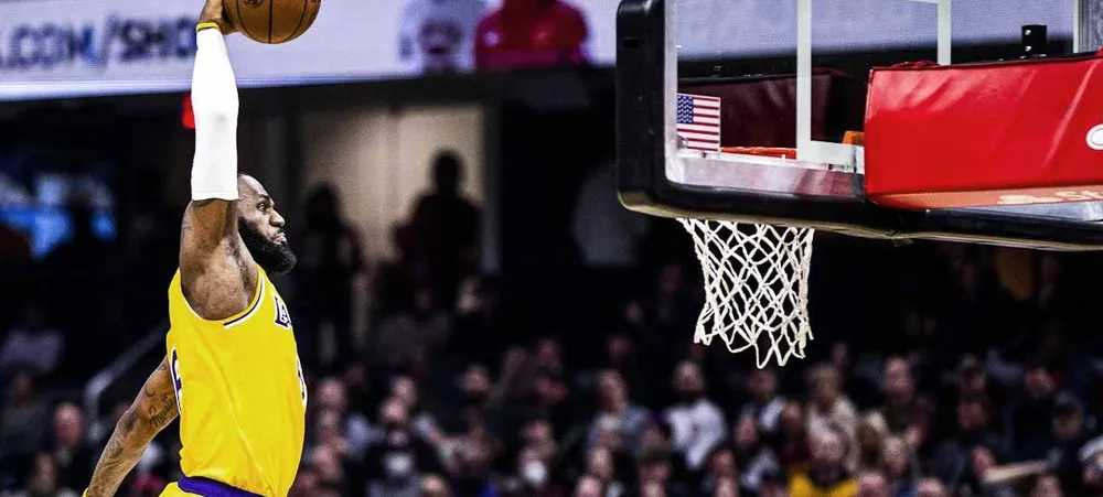 NBA: LeBron James se desculpa com Kevin Love após enterrada absurda