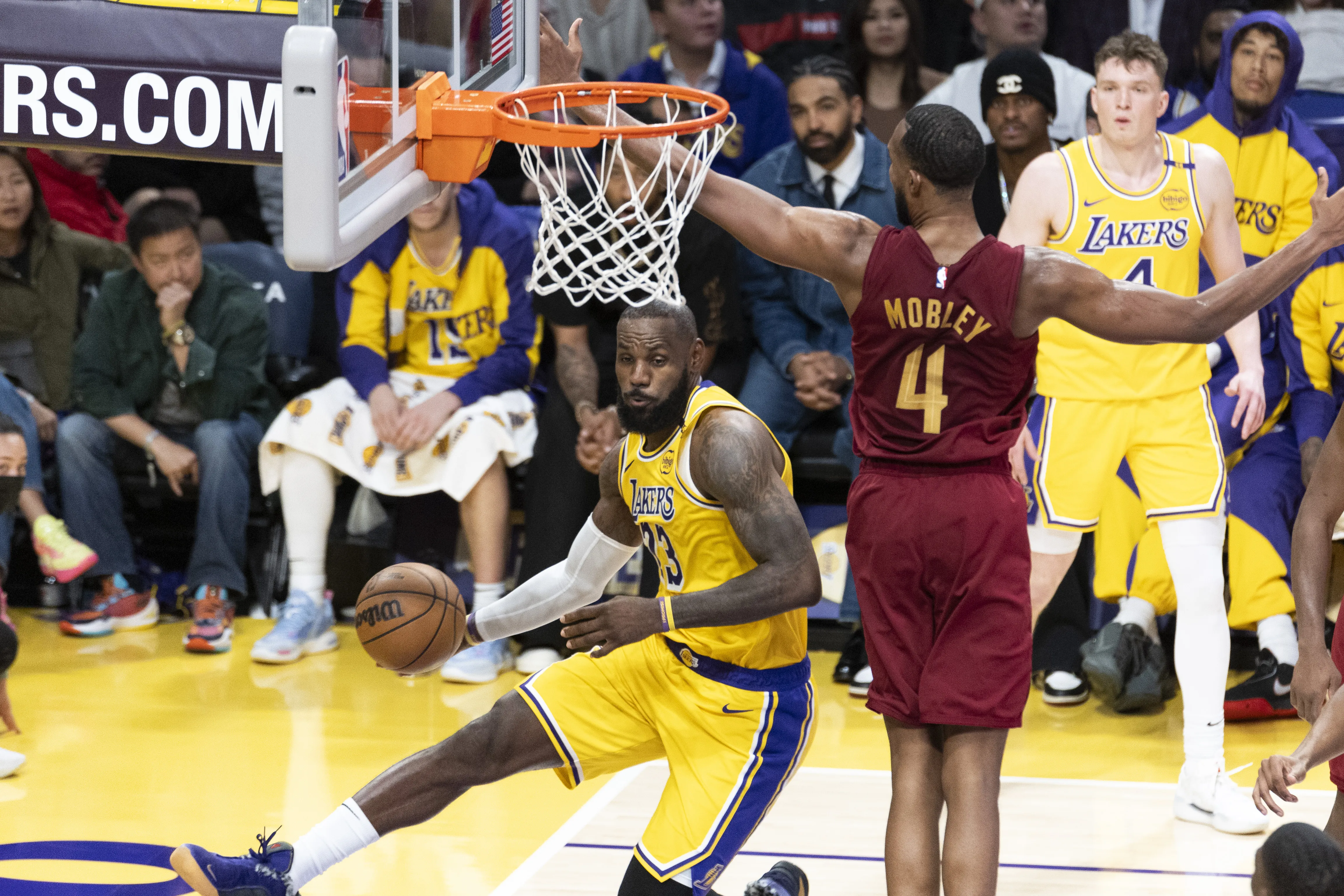 LeBron James em ação no Lakers contra o Cavaliers.