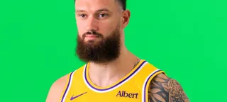Mamukelashvili acerta de três e ganha espaço no Lakers
