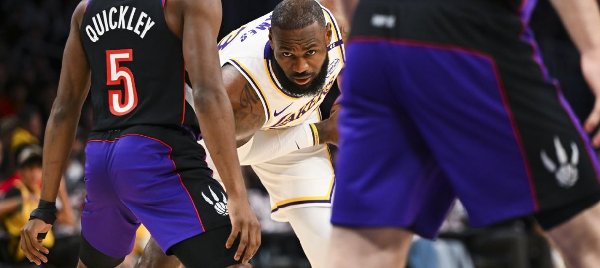 Com atuação absurda de LeBron James e Anthony Davis lesionado, Lakers vence Raptors