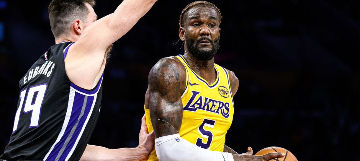 A estatística inacreditável de Deandre Ayton que supera Antetokounmpo