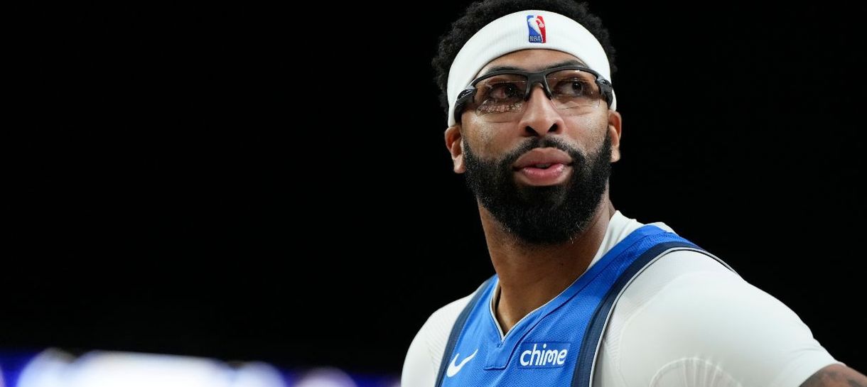 Anthony Davis sofre lesão séria durante jogo do Dallas Mavericks
