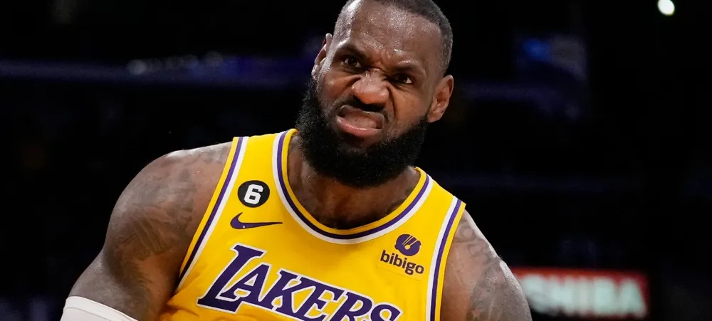 10 minutos de LeBron James dominando a NBA aos 38 anos