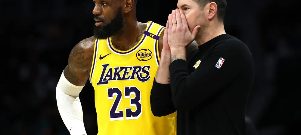 Lakers abre vaga no elenco para reforço nos playoffs