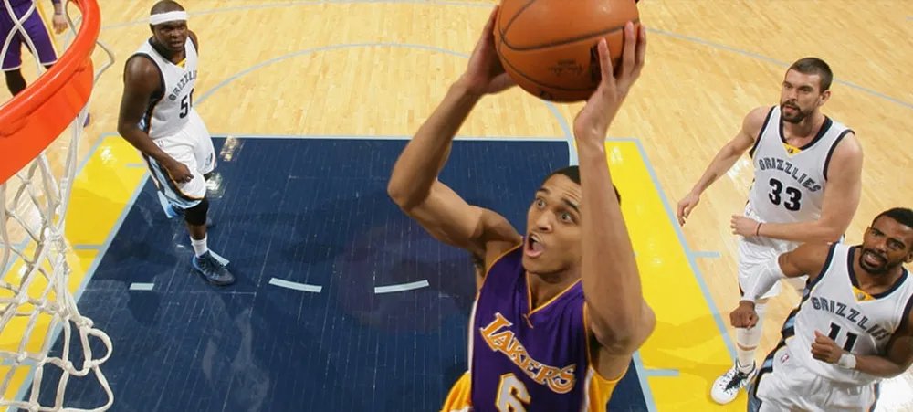 Clarkson marca 25 mas Lakers perde no final