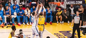 Thiero enterrou de canhota e ganhou elogio de Redick
