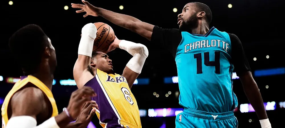 Embalado por vitória, Lakers visita Hornets em Charlotte