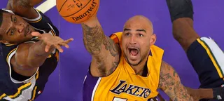 Robert Sacre está de malas prontas